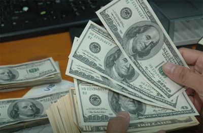 Doanh nghiệp “lách luật” mua USD - 1