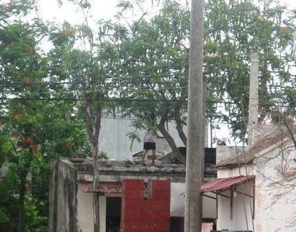 Vùng bão trải rộng, nhiều người bị mất tích - 10