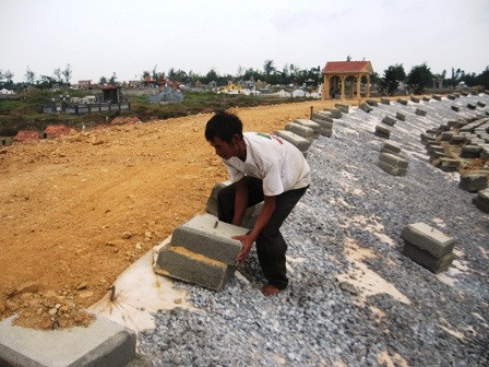 Vùng bão trải rộng, nhiều người bị mất tích - 9