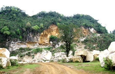 Núi đá “tật nguyền” - 1