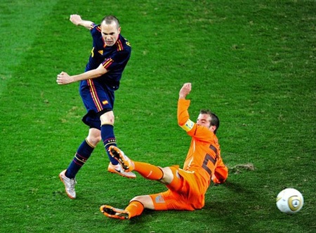 Iniesta đứng trước cơ hội giành “Quả bóng vàng FIFA” 2010 - 1 Iniesta đứng trước cơ hội giành “Quả bóng vàng FIFA” 2010 - 1