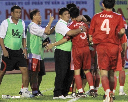 B. Bình Dương “ngược dòng” ngoạn mục - 1 B. Bình Dương “ngược dòng” ngoạn mục - 1