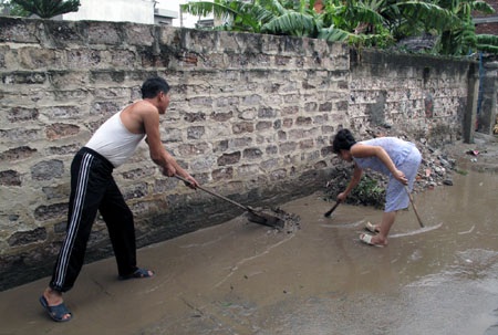 Bão lớn tan nhanh, dân Cát Hải hối hả dọn dẹp - 3 Bão lớn tan nhanh, dân Cát Hải hối hả dọn dẹp - 3