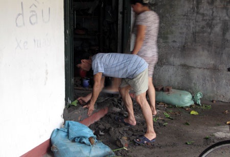 Bão lớn tan nhanh, dân Cát Hải hối hả dọn dẹp - 4 Bão lớn tan nhanh, dân Cát Hải hối hả dọn dẹp - 4
