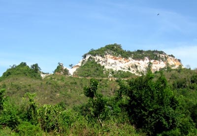 Núi đá “tật nguyền” - 2