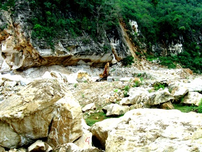 Núi đá “tật nguyền” - 4