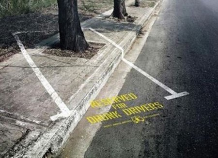 Cảnh “lạ” ở bãi đậu xe - 1