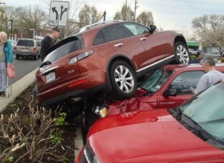 Cảnh “lạ” ở bãi đậu xe - 2