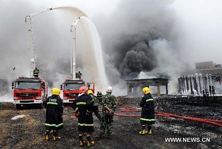 Trung Quốc: 2 đường ống dầu phát nổ gây hỏa hoạn lớn - 8 Trung Quốc: 2 đường ống dầu phát nổ gây hỏa hoạn lớn - 8