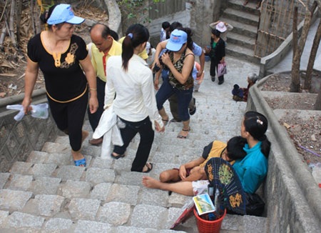 Ăn xin “bủa vây” chùa Long Sơn - 8