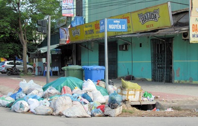 Kinh hoàng trước sự “tấn công” bất ngờ của rác - 1