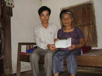 Món quà đầu tiên đến với cụ bà 80 tuổi sống cô độc - 1