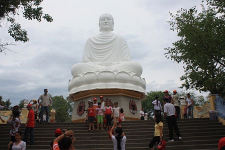 Ăn xin “bủa vây” chùa Long Sơn - 1