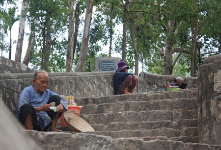 Ăn xin “bủa vây” chùa Long Sơn - 2