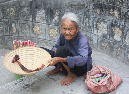 Ăn xin “bủa vây” chùa Long Sơn - 3