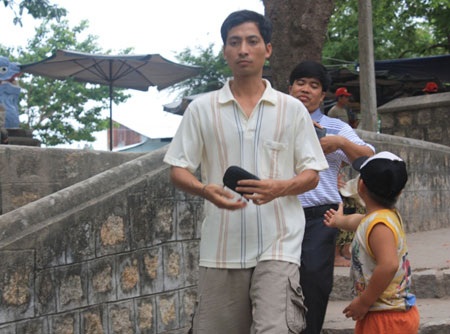 Ăn xin “bủa vây” chùa Long Sơn - 5