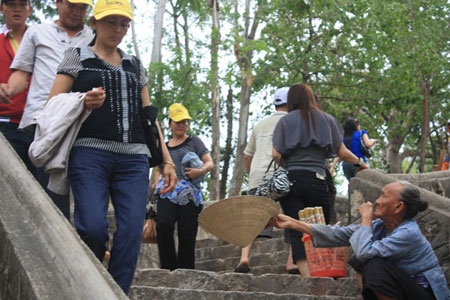 Ăn xin “bủa vây” chùa Long Sơn - 6
