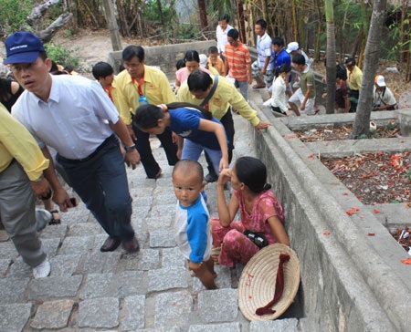 Ăn xin “bủa vây” chùa Long Sơn - 7