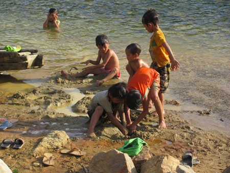 Những mùa hè bị “đánh cắp” - 3