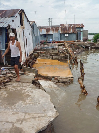 Nửa tháng 3 lần đất lở - 1 Nửa tháng 3 lần đất lở - 1