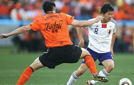 Biếm họa về "Gã chơi bẩn" Van Bommel của ĐT Hà Lan - 12 Biếm họa về "Gã chơi bẩn" Van Bommel của ĐT Hà Lan - 12