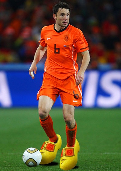 Biếm họa về "Gã chơi bẩn" Van Bommel của ĐT Hà Lan - 5 Biếm họa về "Gã chơi bẩn" Van Bommel của ĐT Hà Lan - 5