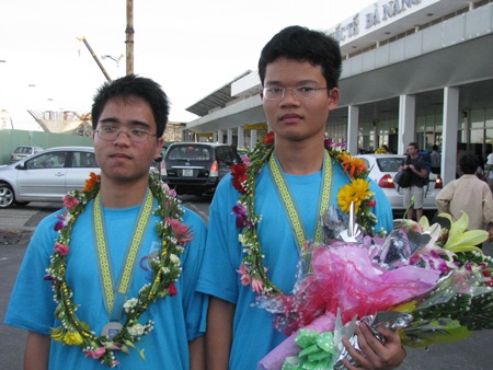 Đà Nẵng: Chào đón 2 học sinh đoạt HCB Olympic Toán quốc tế  - 1