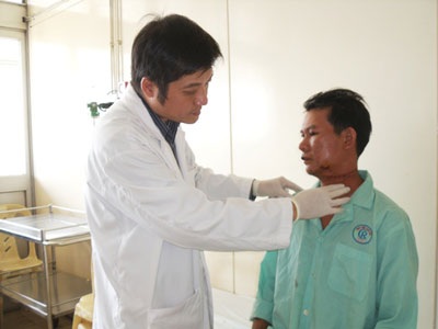 Cứu sống bệnh nhân bị cây đâm xuyên cổ - 1