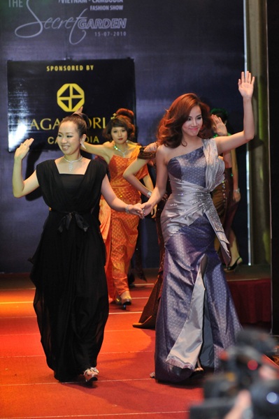 “Chân dài” Việt khoe dáng tại Campuchia - 11