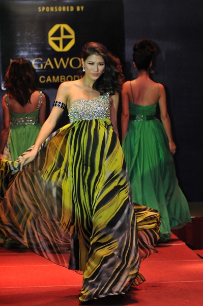 “Chân dài” Việt khoe dáng tại Campuchia - 1