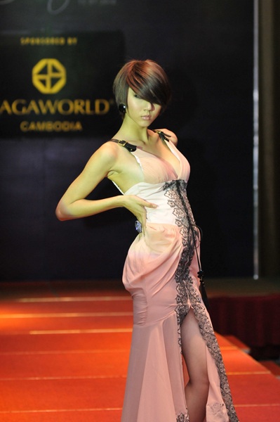 “Chân dài” Việt khoe dáng tại Campuchia - 5