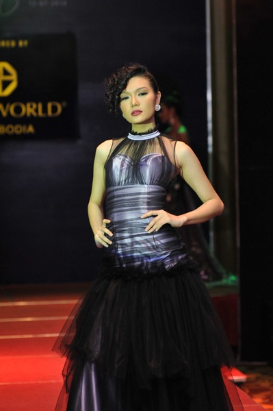 “Chân dài” Việt khoe dáng tại Campuchia - 8