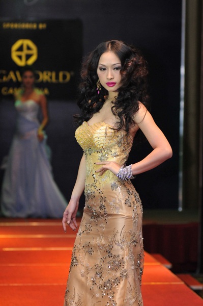 “Chân dài” Việt khoe dáng tại Campuchia - 9