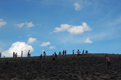 Theo bạn đi tắm hồ, một học sinh tiểu học chết đuối - 1