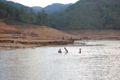 Theo bạn đi tắm hồ, một học sinh tiểu học chết đuối - 2