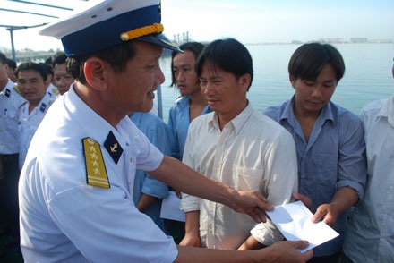 Hành trình cứu 14 ngư dân trở về an toàn - 1 Hành trình cứu 14 ngư dân trở về an toàn - 1