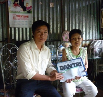 Gia đình Út Nhỏ bật khóc khi nhận tiền nhân ái  - 1