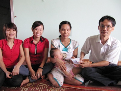 Tấm lòng thầy trò ở một cơ sở Tin học đến với cháu bé bị bỏng  - 1