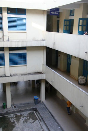 Nữ bệnh nhân nhảy từ tầng 3 bệnh viện tự tử - 1 Nữ bệnh nhân nhảy từ tầng 3 bệnh viện tự tử - 1