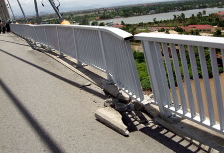 Sau tai nạn, cầu Bính chỉ “gánh” được phương tiện thô sơ - 2 Sau tai nạn, cầu Bính chỉ “gánh” được phương tiện thô sơ - 2