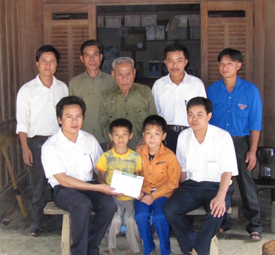 Trao hơn 50 triệu đồng tới "Cậu bé đi học bằng hai tay" - 1