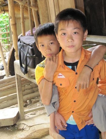 Trao hơn 50 triệu đồng tới "Cậu bé đi học bằng hai tay" - 2