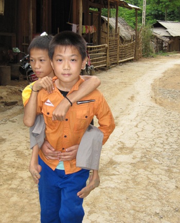 Trao hơn 50 triệu đồng tới "Cậu bé đi học bằng hai tay" - 3