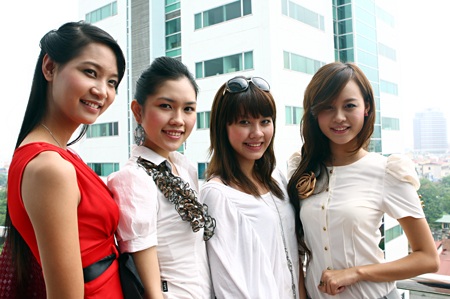 Người đẹp Đậu Hồng Phúc đưa em họ đi thi - 1 Người đẹp Đậu Hồng Phúc đưa em họ đi thi - 1