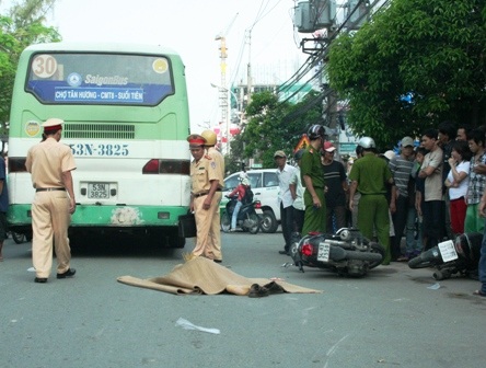 Chở bạn đi mua dép, bị xe buýt cán chết  - 1