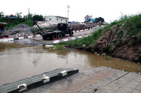 Giao thông hỗn loạn trên cầu Phù Đổng - 2 Giao thông hỗn loạn trên cầu Phù Đổng - 2