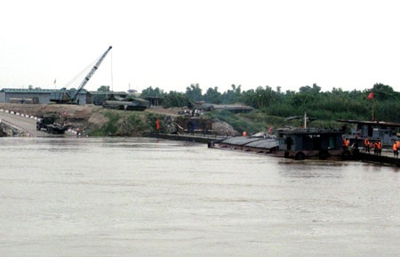 Giao thông hỗn loạn trên cầu Phù Đổng - 1 Giao thông hỗn loạn trên cầu Phù Đổng - 1