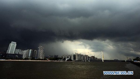 Bão Chanthu đổ bộ vào Trung Quốc - 1 Bão Chanthu đổ bộ vào Trung Quốc - 1