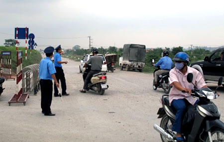 Giao thông hỗn loạn trên cầu Phù Đổng - 4 Giao thông hỗn loạn trên cầu Phù Đổng - 4