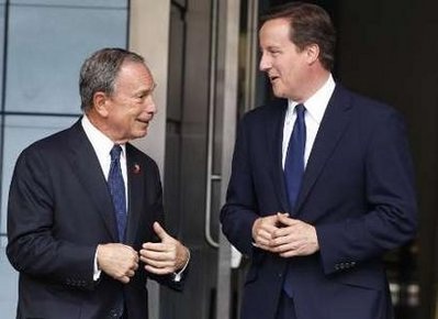 Thị trưởng New York đãi Thủ tướng Anh “hot dog” ngay trên phố - 1